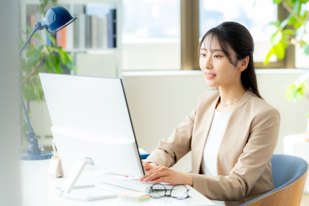 ノートパソコンでフォームに入力する様子